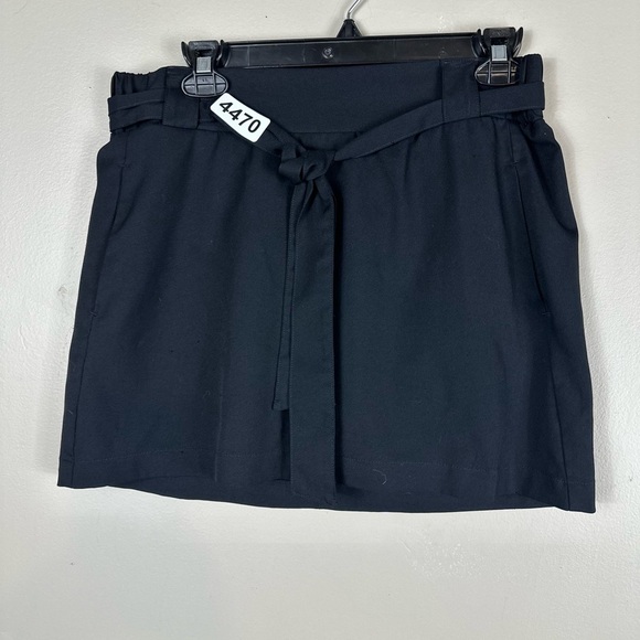 St. John bay black petite med 15” waist15” length like new skorts - Picture 2 of 6